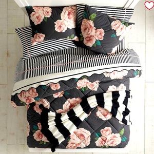 Pottery Barn Teen Emily and Meritt Bed of Roses Twin Comfortet - NEW